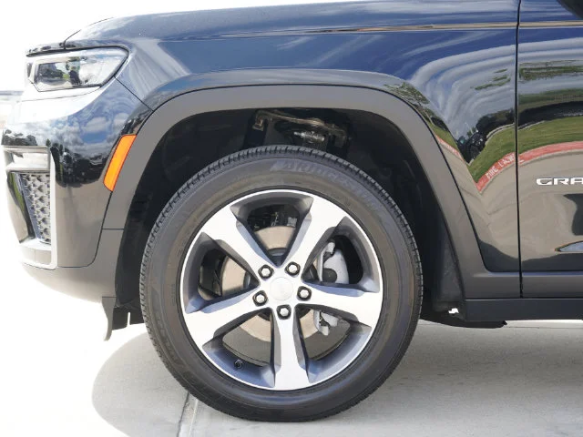 New 2026 Diamond Black Crystal Pearl-Coat Exterior Paint Jeep Limited image 13