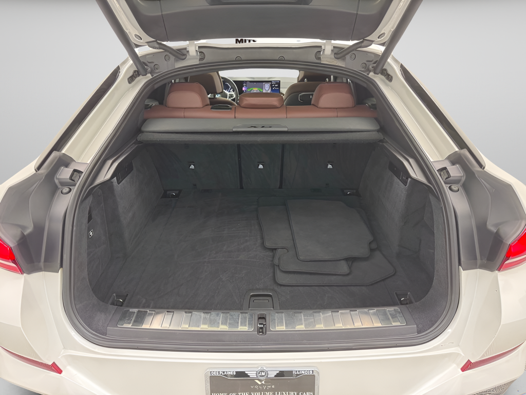 Used 2025 White Metallic BMW xDrive40i image 37