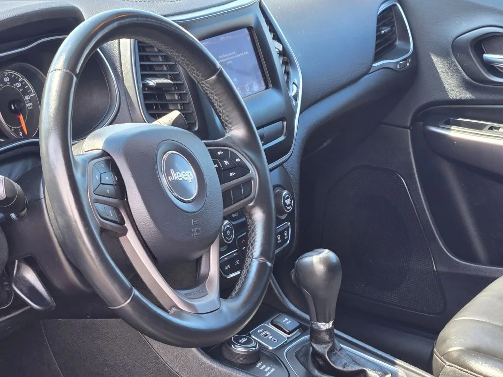 Used 2019 Gray Jeep Latitude Plus image 24