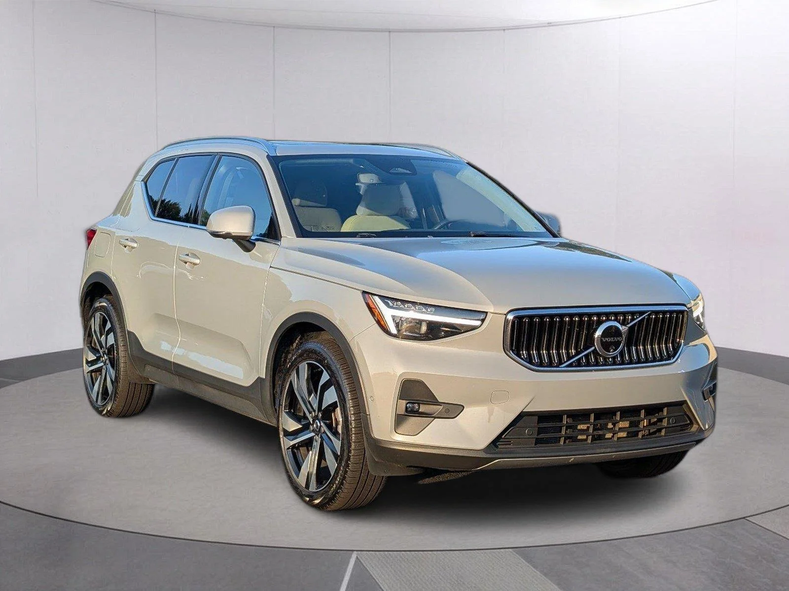Used 2024 Vapor Grey Metallic Volvo Plus Bright Theme image 9