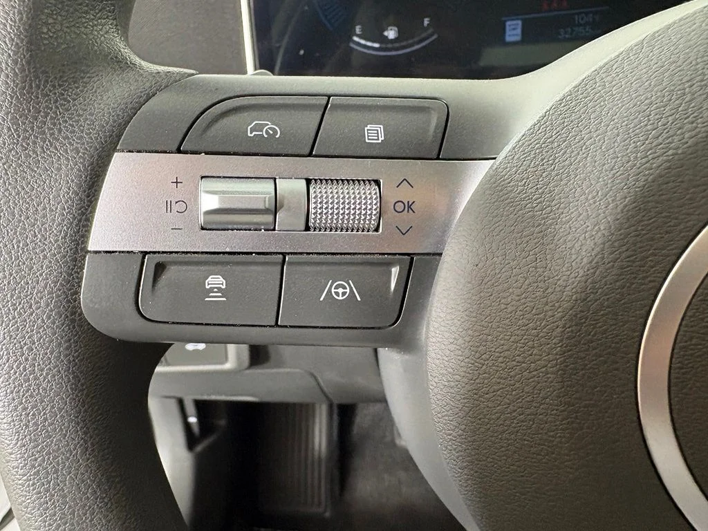 Used 2025 White Hyundai SEL image 24