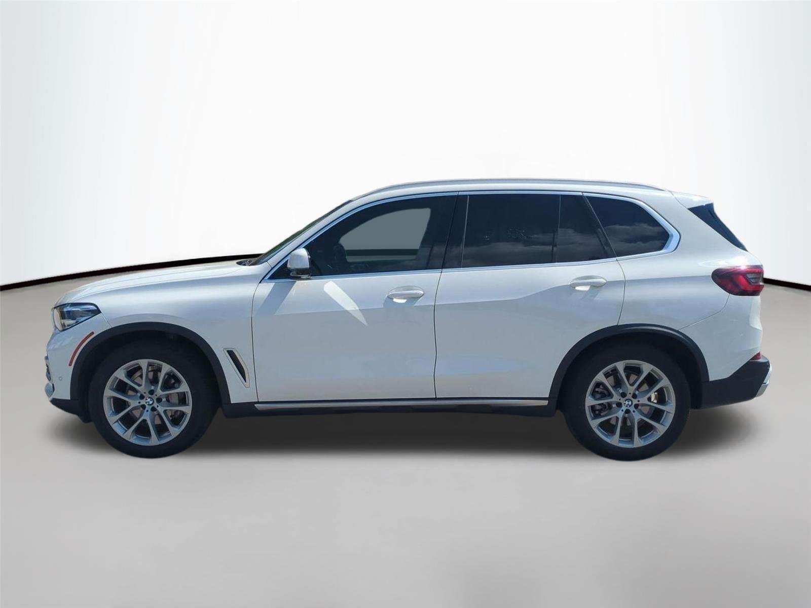 Used 2022 Alpine White BMW sDrive40i image 2