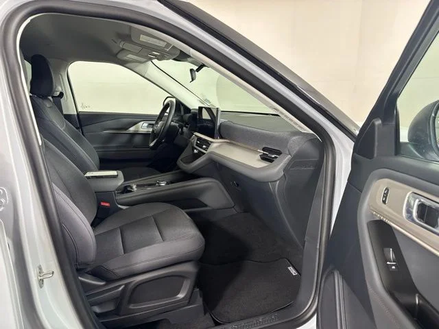 New 2026 Space White Metallic Ford Active image 3