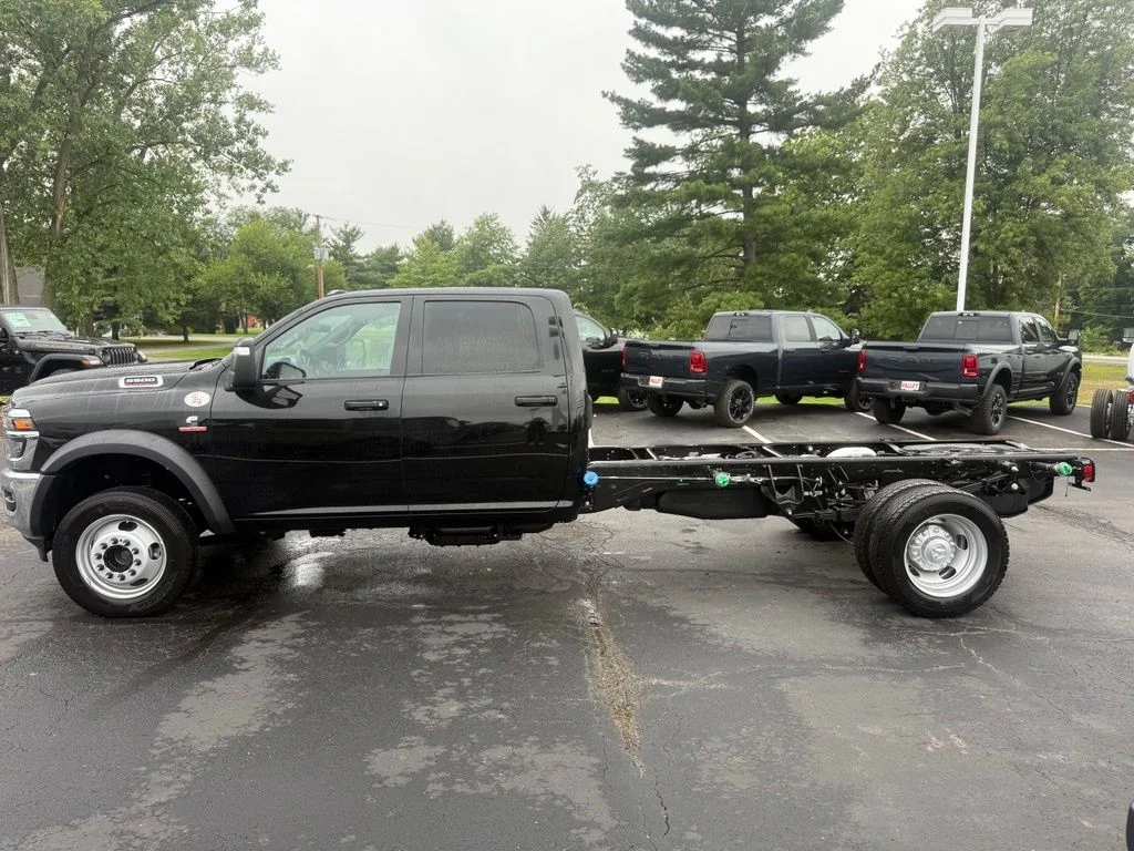 New 2026 Diamond Black Crystal Pearl-Coat Exterior Paint RAM Tradesman image 7
