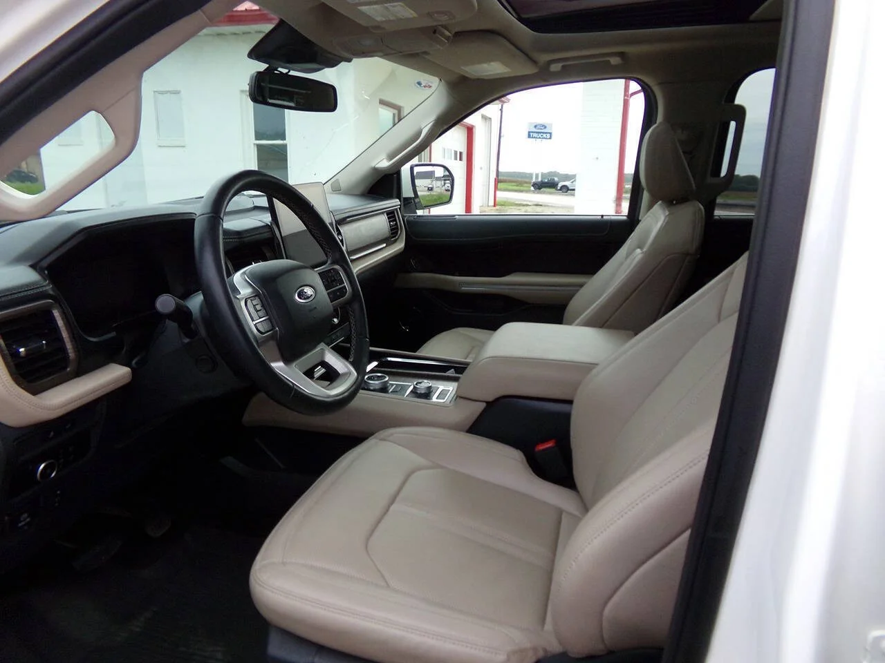 Used 2024 Oxford White Ford Limited 4x4 4dr SUV image 10