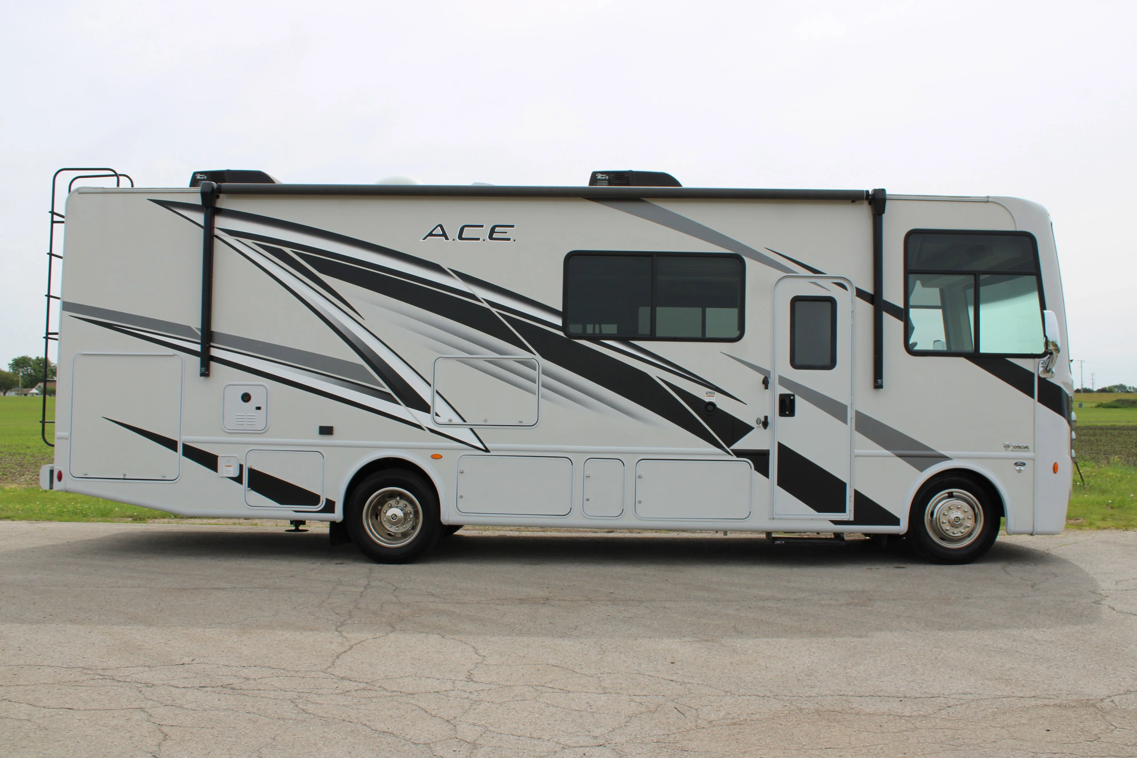 Used 2023 White Ford  image 3