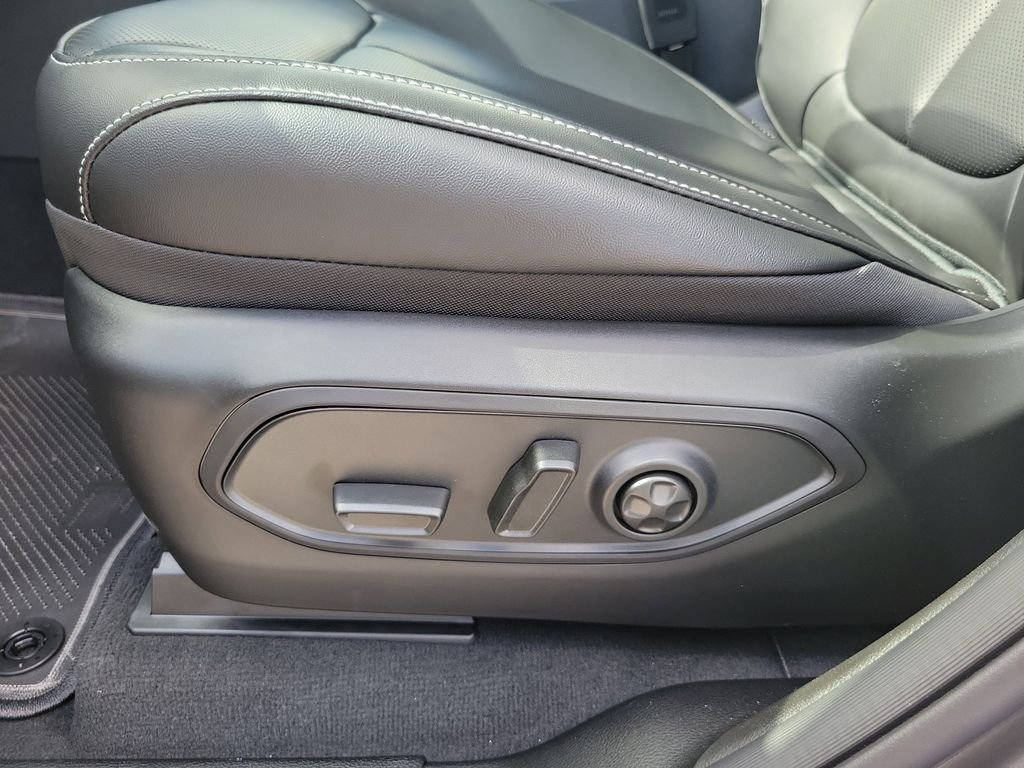 New 2026 Baltic Gray Metallic Clear-Coat Exterior Paint Jeep Limited image 21