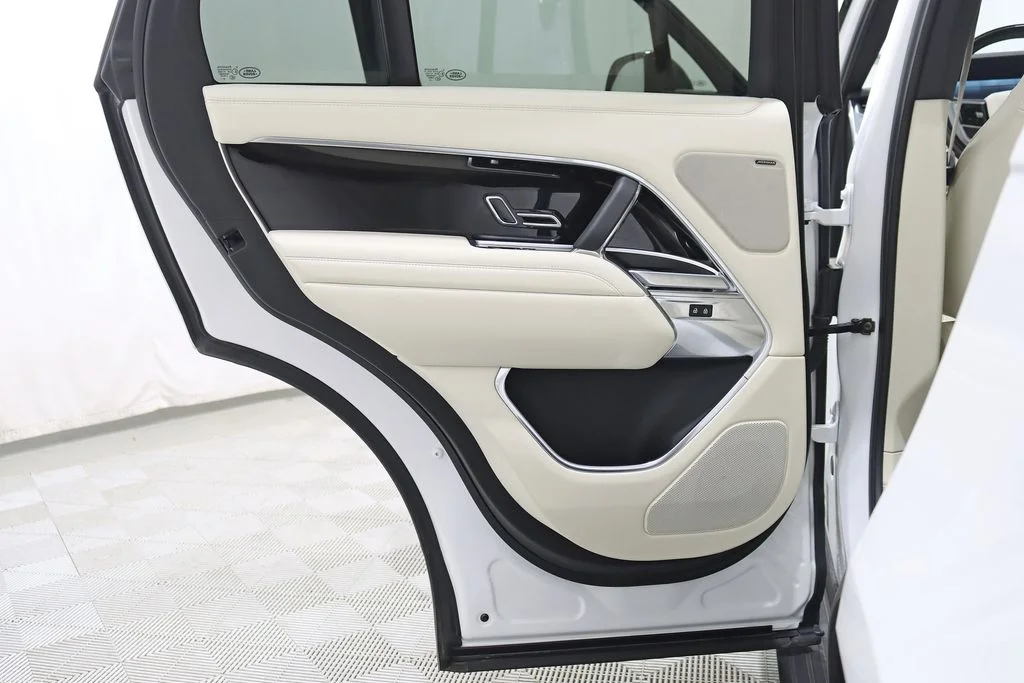 Used 2023 White Land Rover SE image 34
