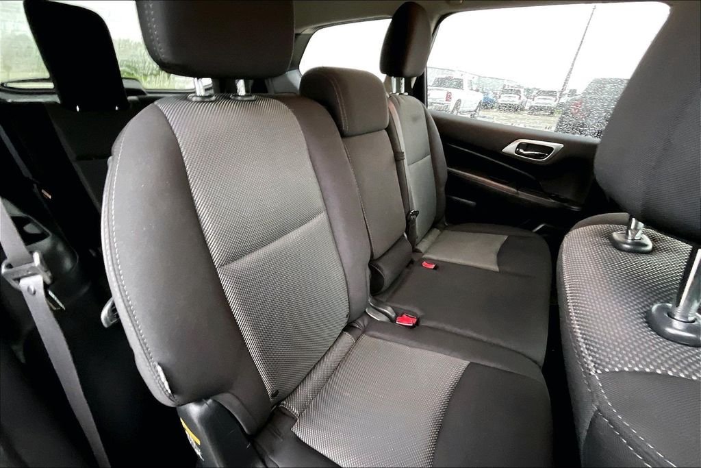 Used 2018 Glacier White Nissan SV image 22