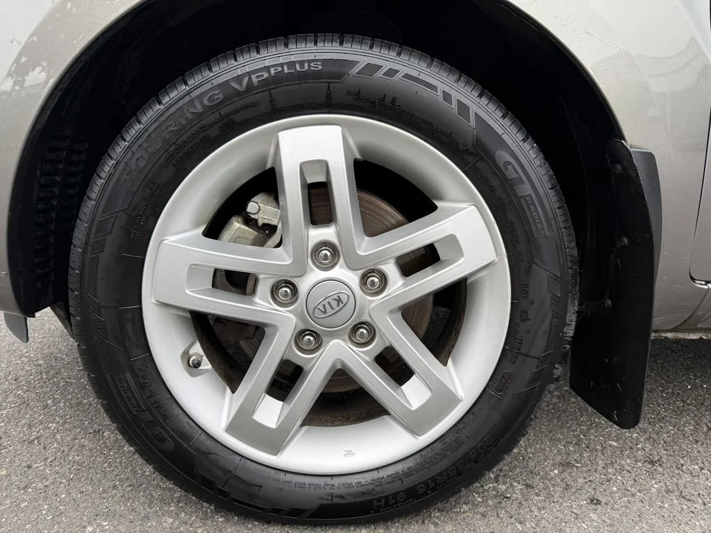 Used 2011 Titanium Kia + image 9