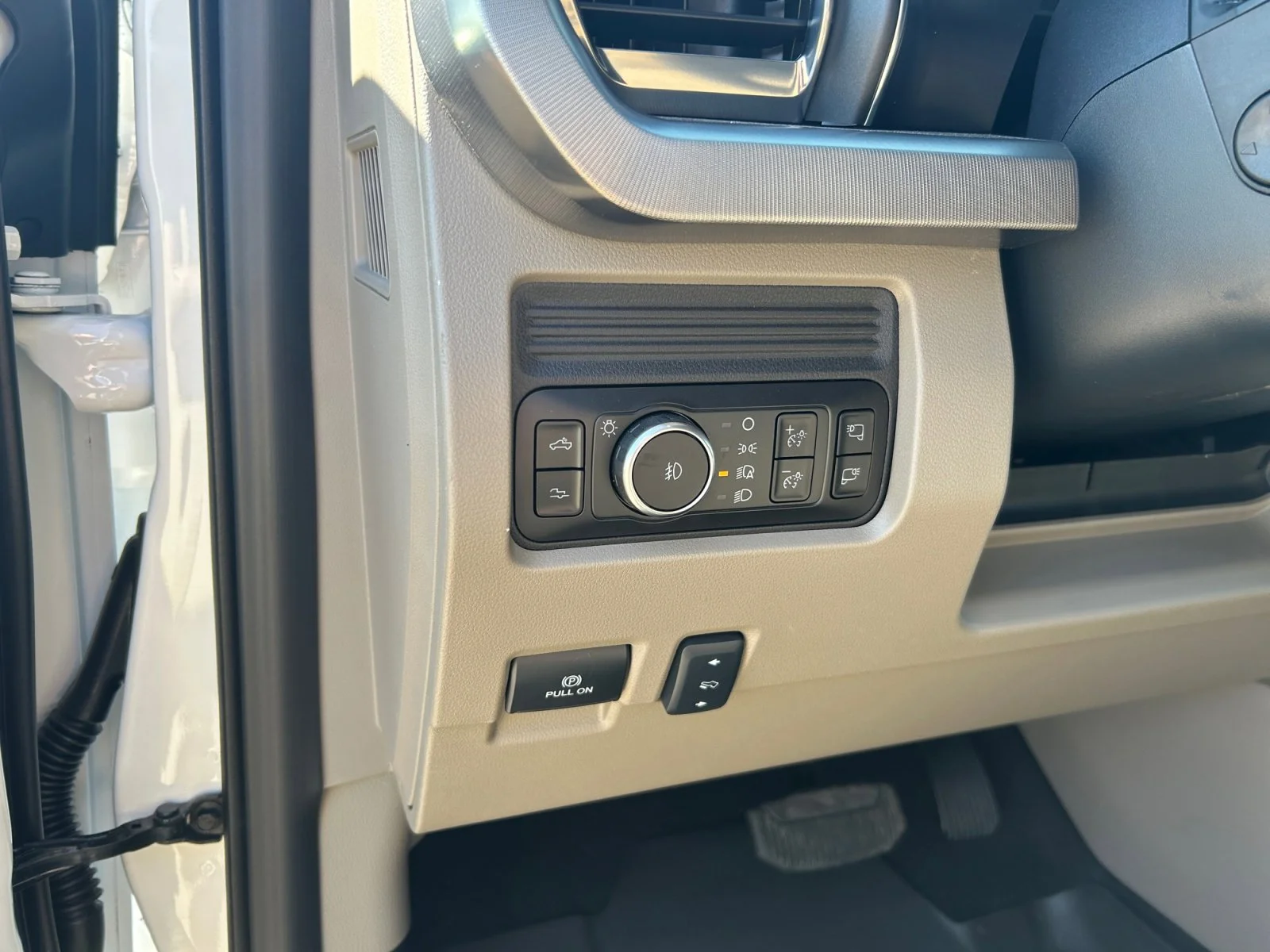 New 2026 Star White Metallic Tri-Coat Ford Platinum image 16