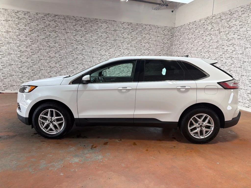 Used 2024 Oxford White Ford SEL image 4
