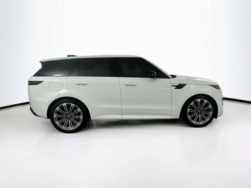 Used 2025 White Land Rover Dynamic SE image 4