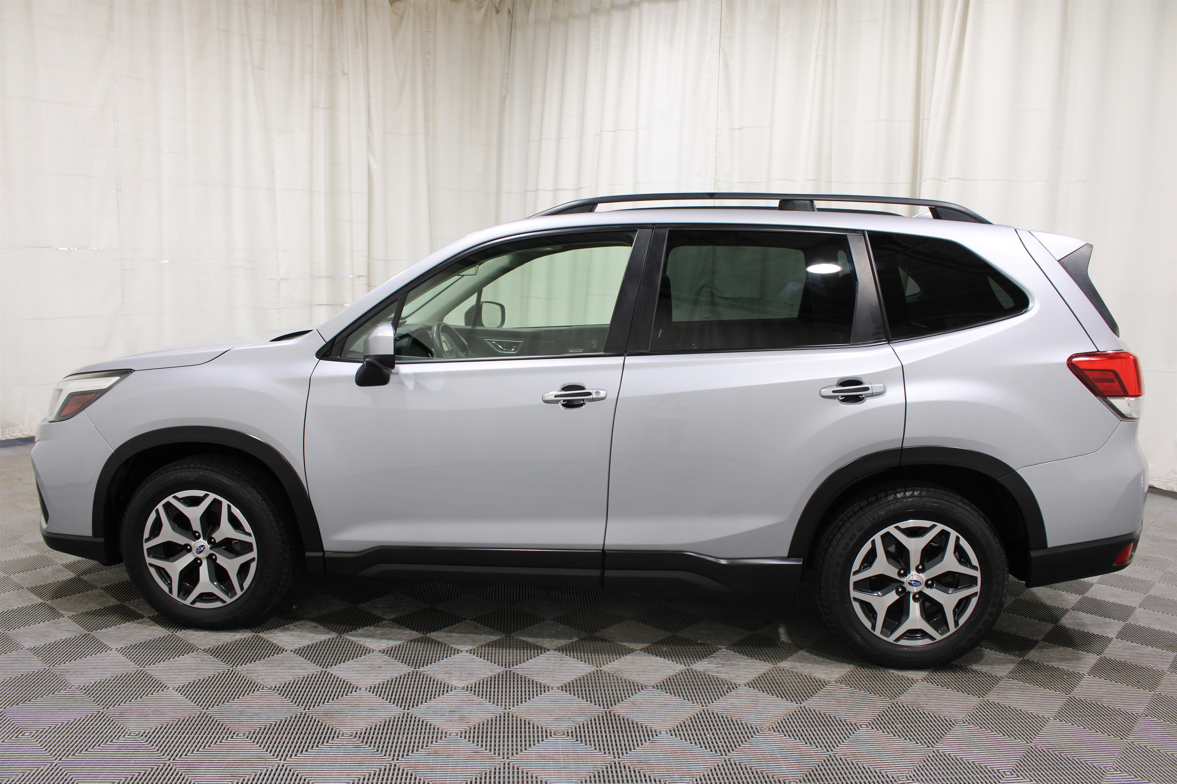 Used 2020 Ice Silver Metallic Subaru Premium image 33