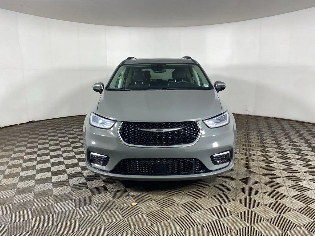 Used 2023 Ceramic Gray Clearcoat Chrysler Limited image 9