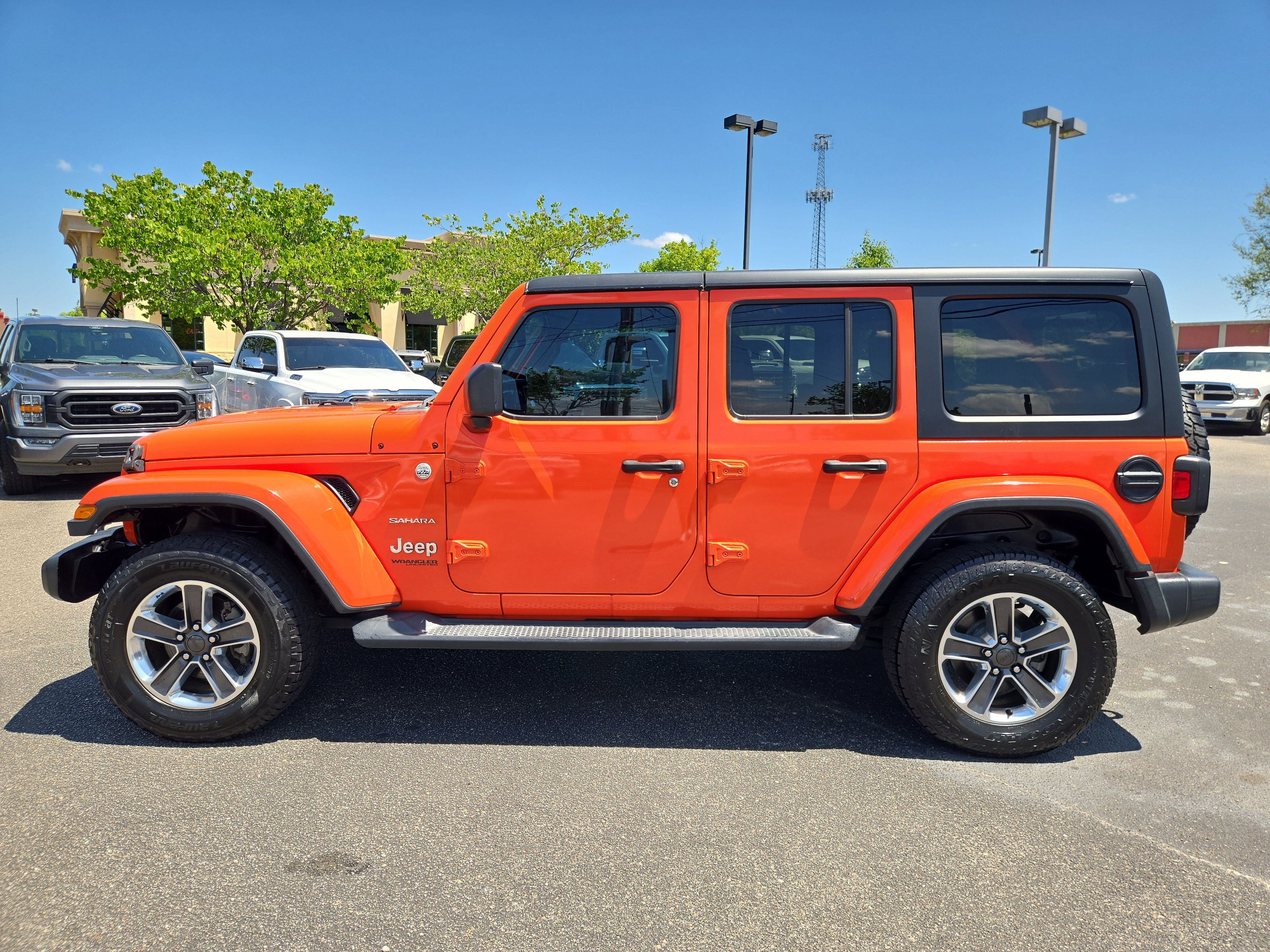 Used 2020 Punkn Metallic Clearcoat Jeep Sahara image 9