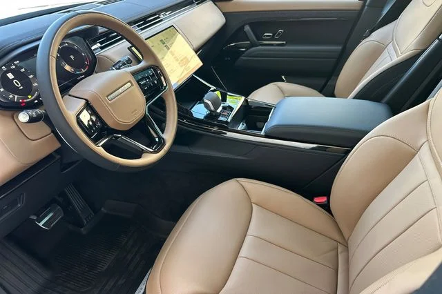 New 2026 Santorini Black Land Rover Dynamic SE image 9