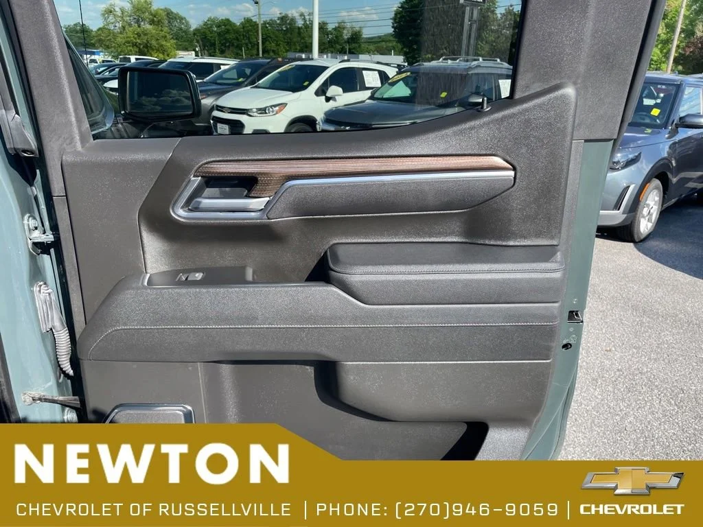 Used 2025 Cypress Gray Chevrolet LT image 27