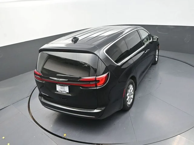 Used 2023 Black Chrysler Touring L image 17