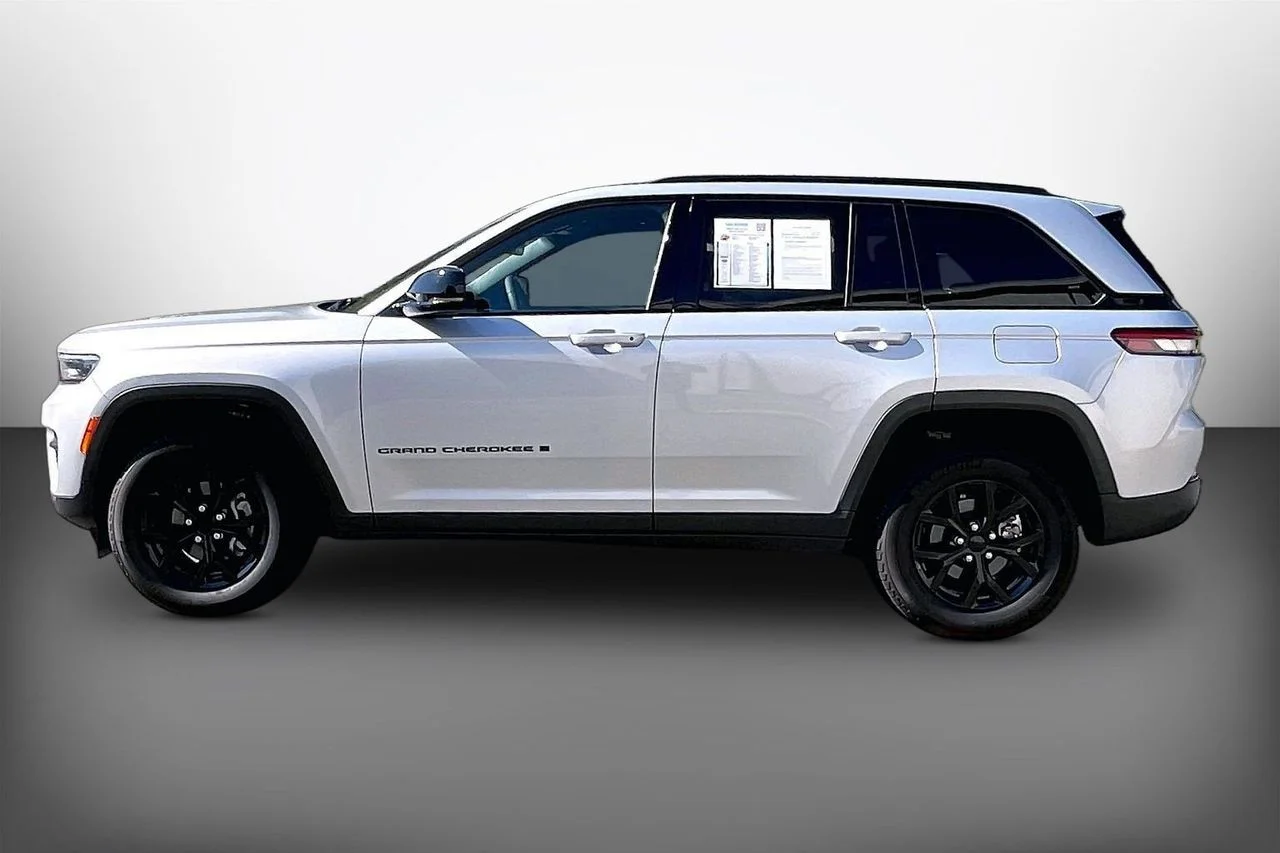 Certified Used 2025 Silver Jeep Altitude image 5