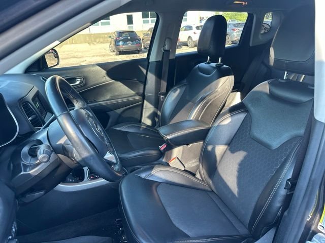 Used 2019 Granite Crystal Clearcoat Metallic Jeep Latitude image 7