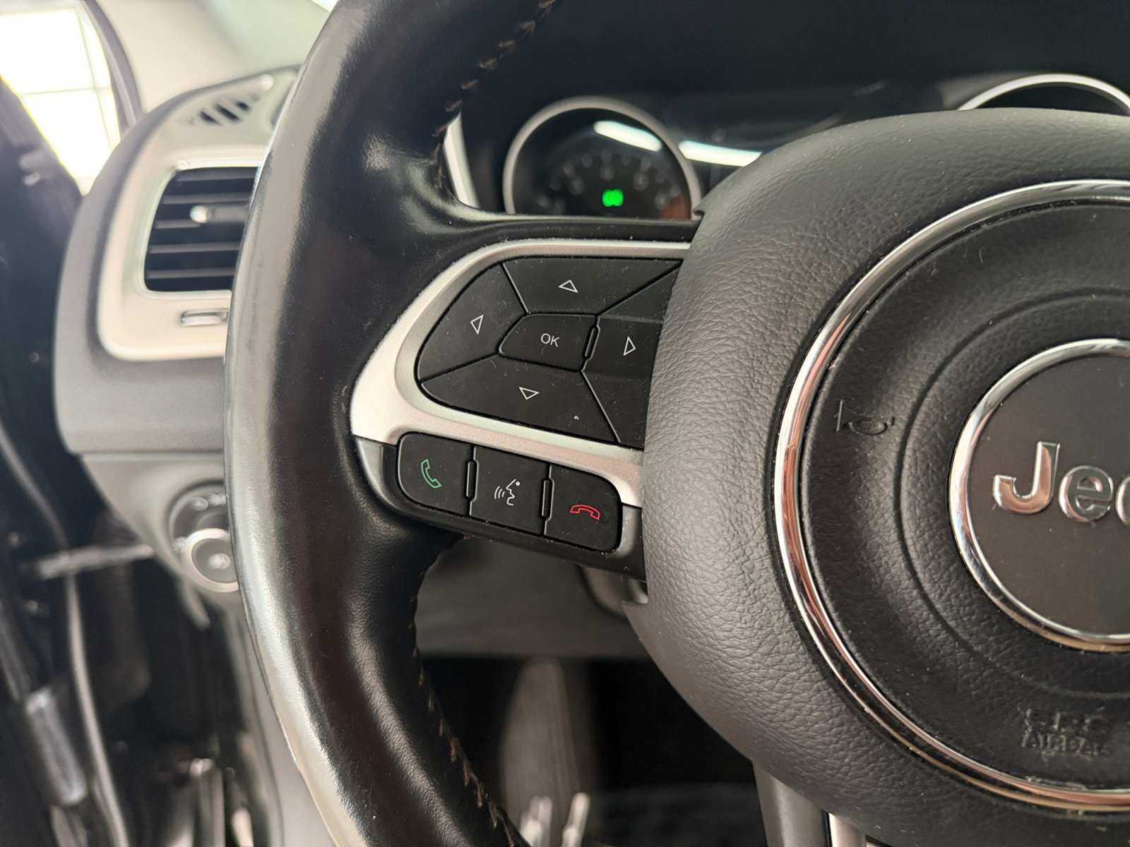 Used 2019 Diamond Black Crystal Pearlcoat Jeep Latitude image 11