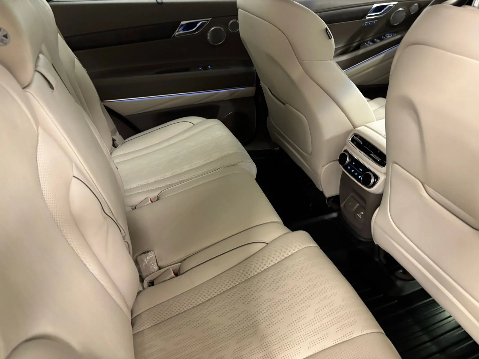 Used 2023 Silver Genesis 2.5T image 20