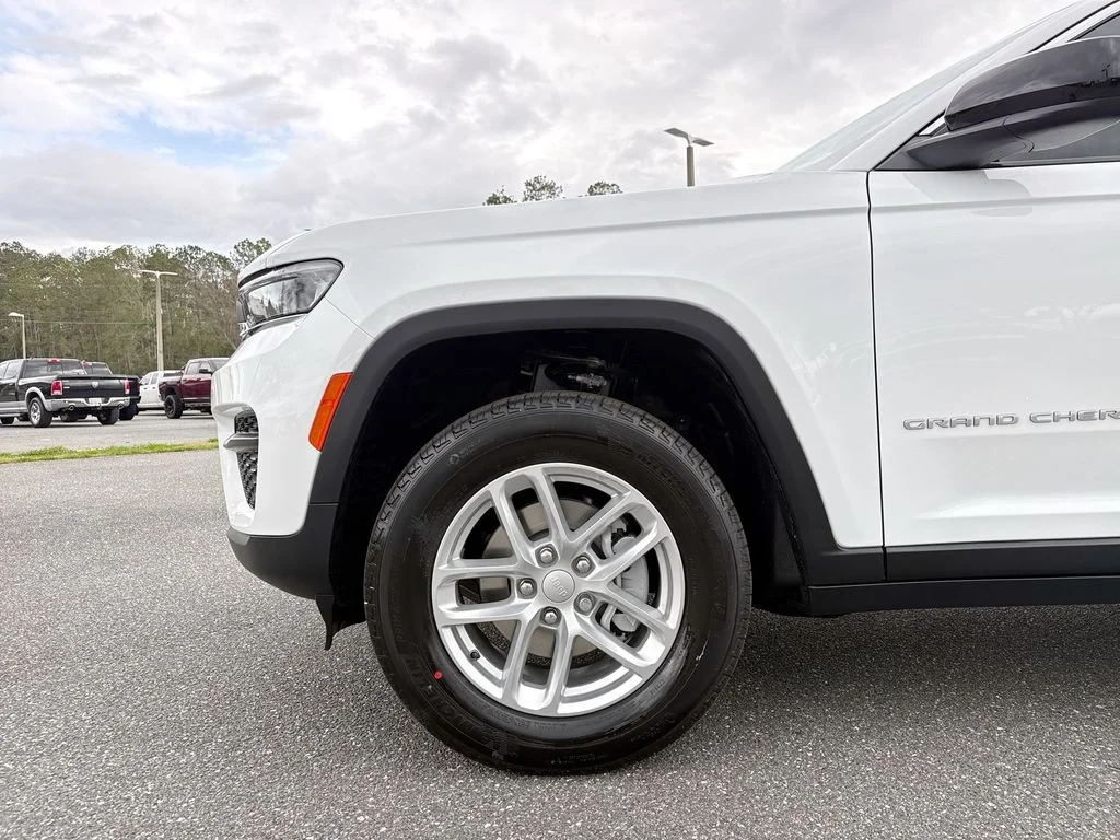 New 2026 Bright White Clear-Coat Exterior Paint Jeep Laredo image 10