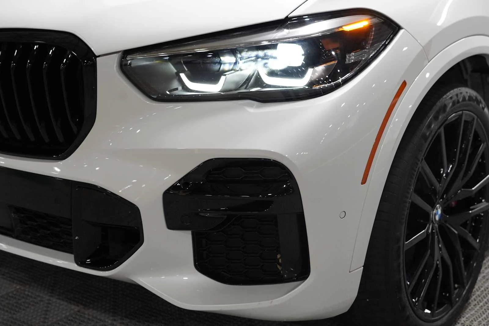 Certified Used 2022 Mineral White Metallic BMW xDrive40i image 7