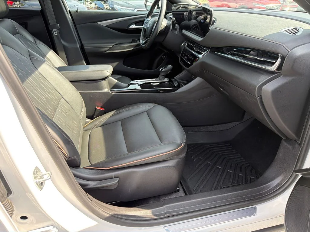 Used 2025 White Buick Avenir image 13