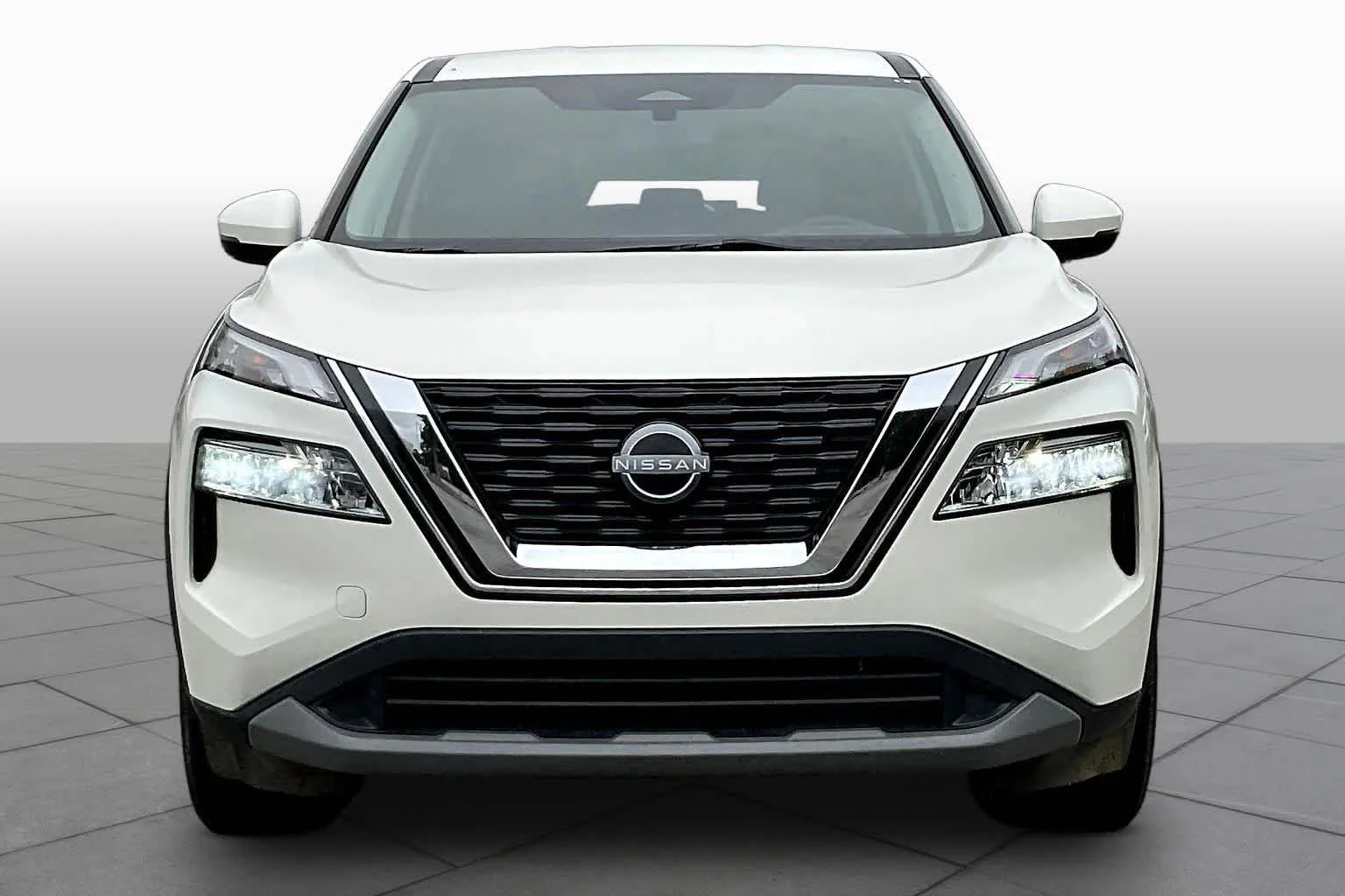 Used 2023 Pearl White Tricoat Nissan SV image 4