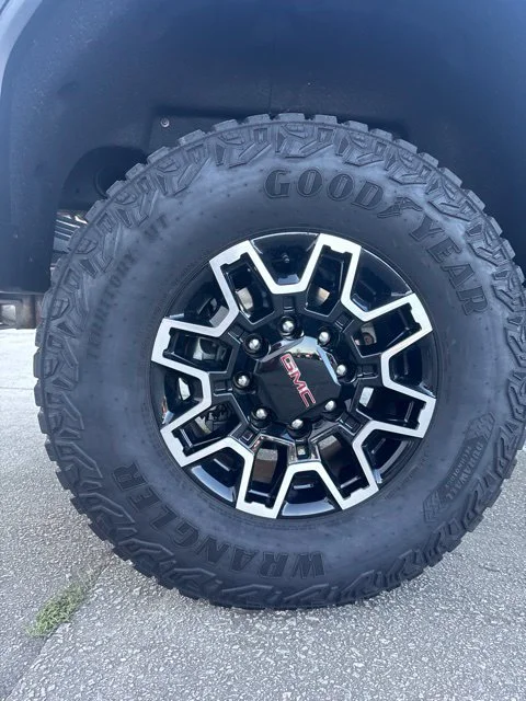 Used 2025 White GMC AT4X image 12