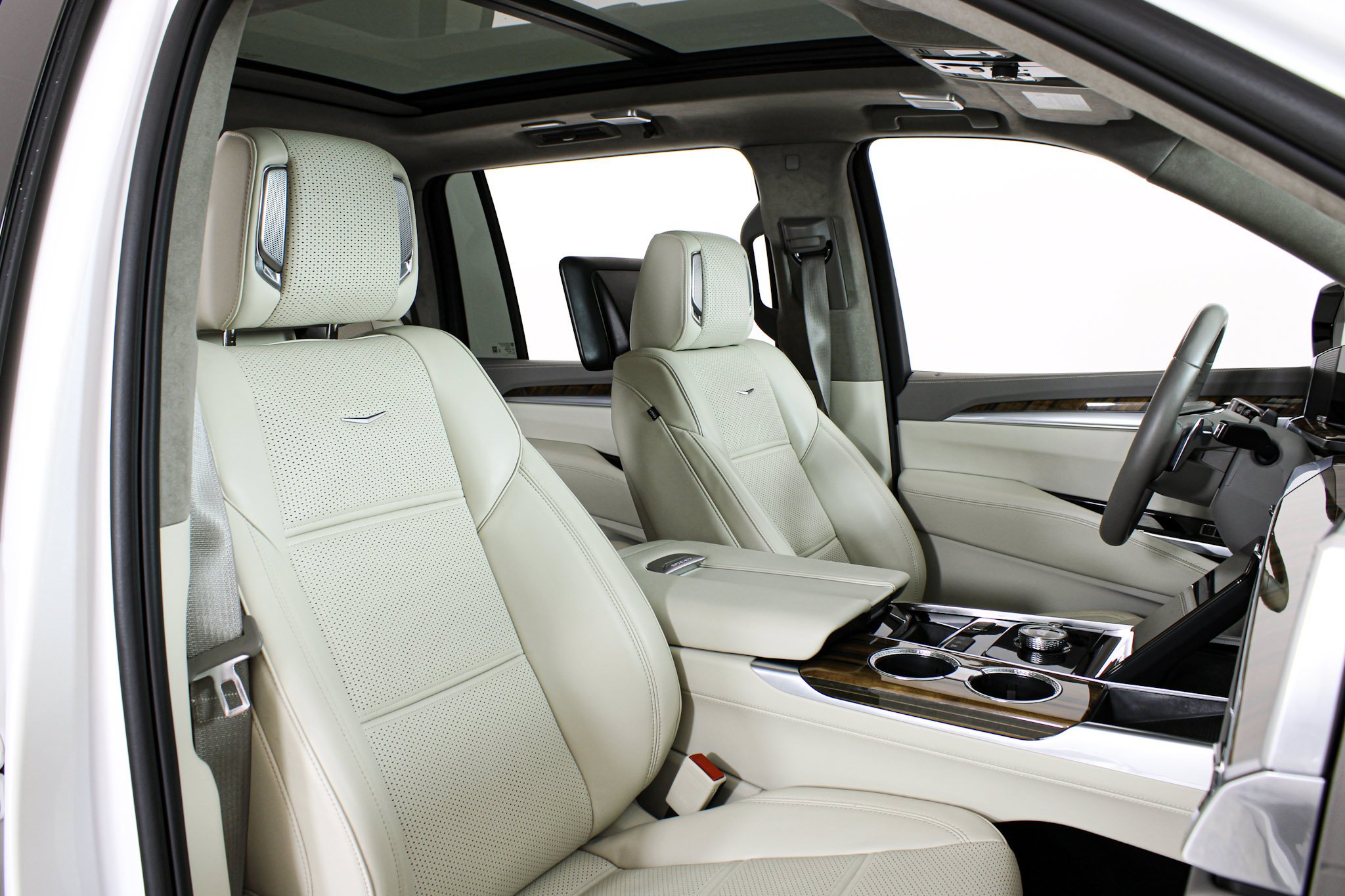Used 2025 Crystal White Tricoat Cadillac Sport Platinum image 21