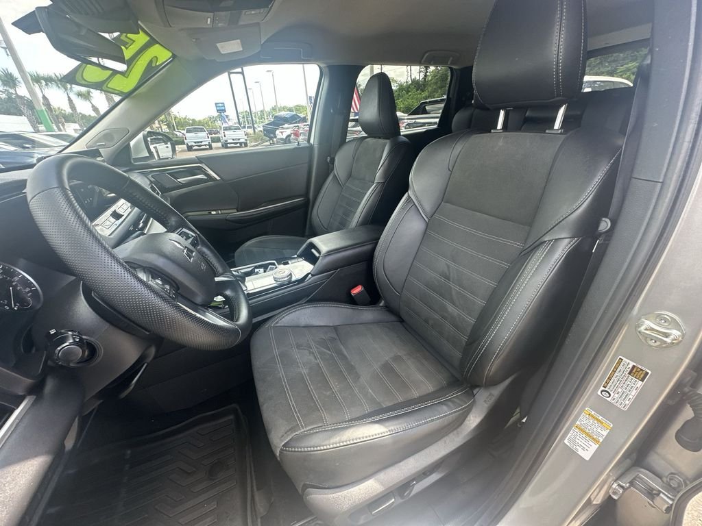 Used 2025 Silver Mitsubishi SE image 21
