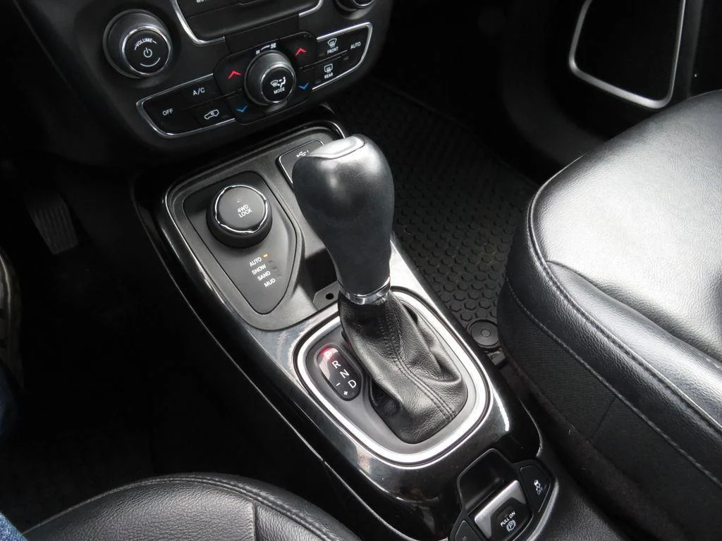Used 2019 Granite Crystal Metallic Clear Jeep Altitude image 27