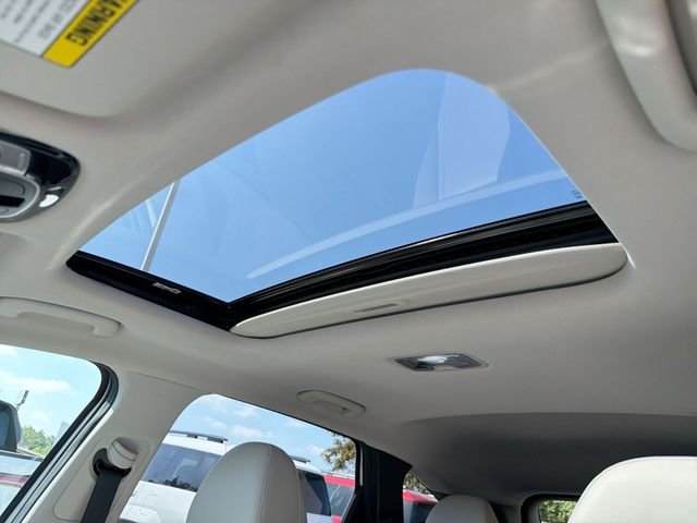 Used 2025 White Hyundai SEL Convenience image 18