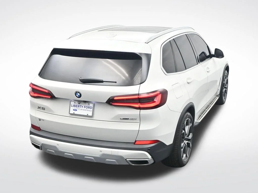 Used 2022 White BMW sDrive40i image 29