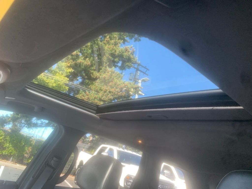 Used 2020 Diamond Black Crystal Pearlcoat Jeep Limited image 8
