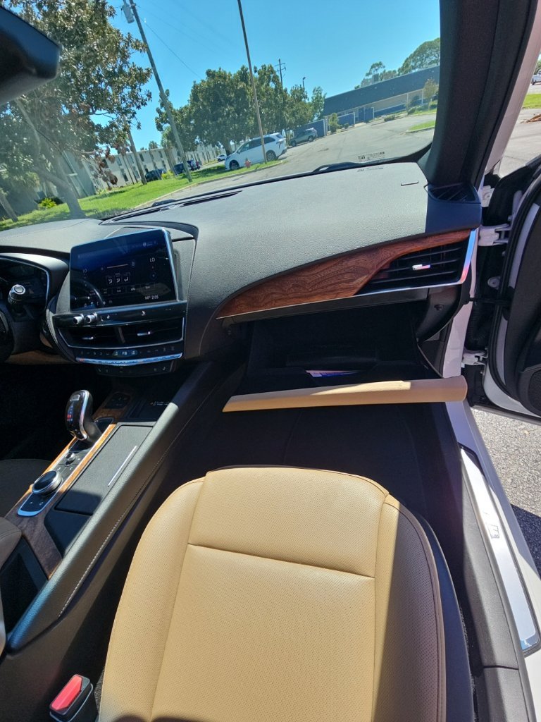 Used 2020 CRYSTAL WHITE TRICOAT Cadillac Premium Luxury image 21