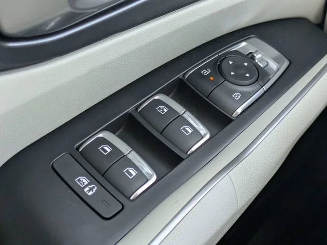 2025 Kia Sorento S - Photo 24