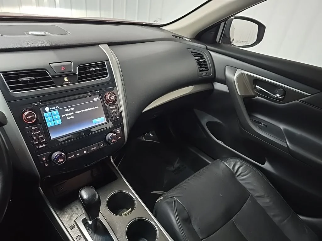 Used 2015 Red Nissan 3.5 SL image 27