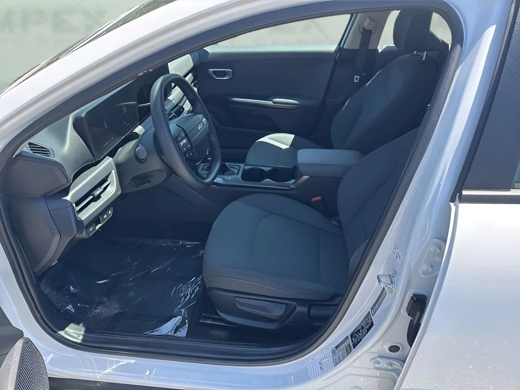 Used 2025 White Kia LXS image 9
