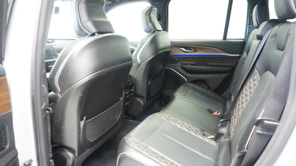 Used 2022 Silver Jeep Summit image 17