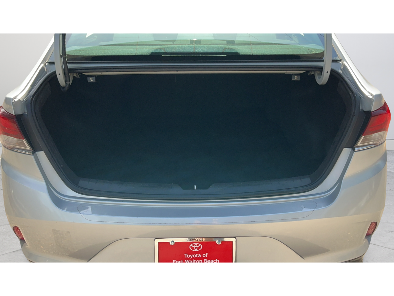Used 2018 Silver Hyundai SE image 24