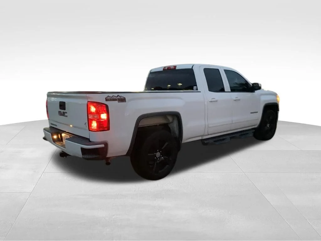 Used 2015 White GMC Base image 15
