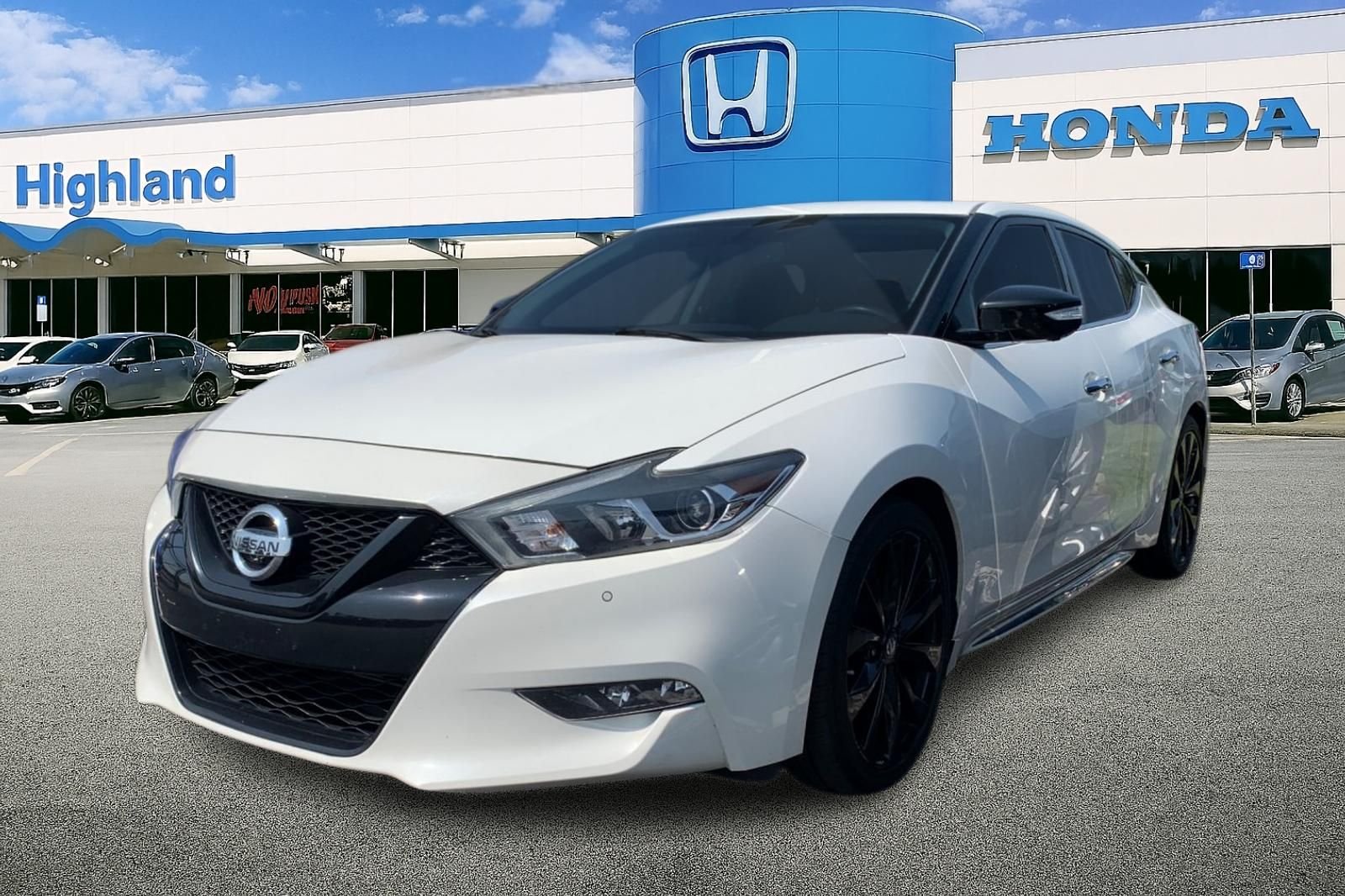 Used 2018 White Nissan SR image 1