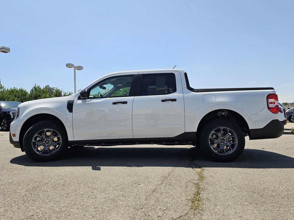 New 2025 Oxford White Ford XLT image 13