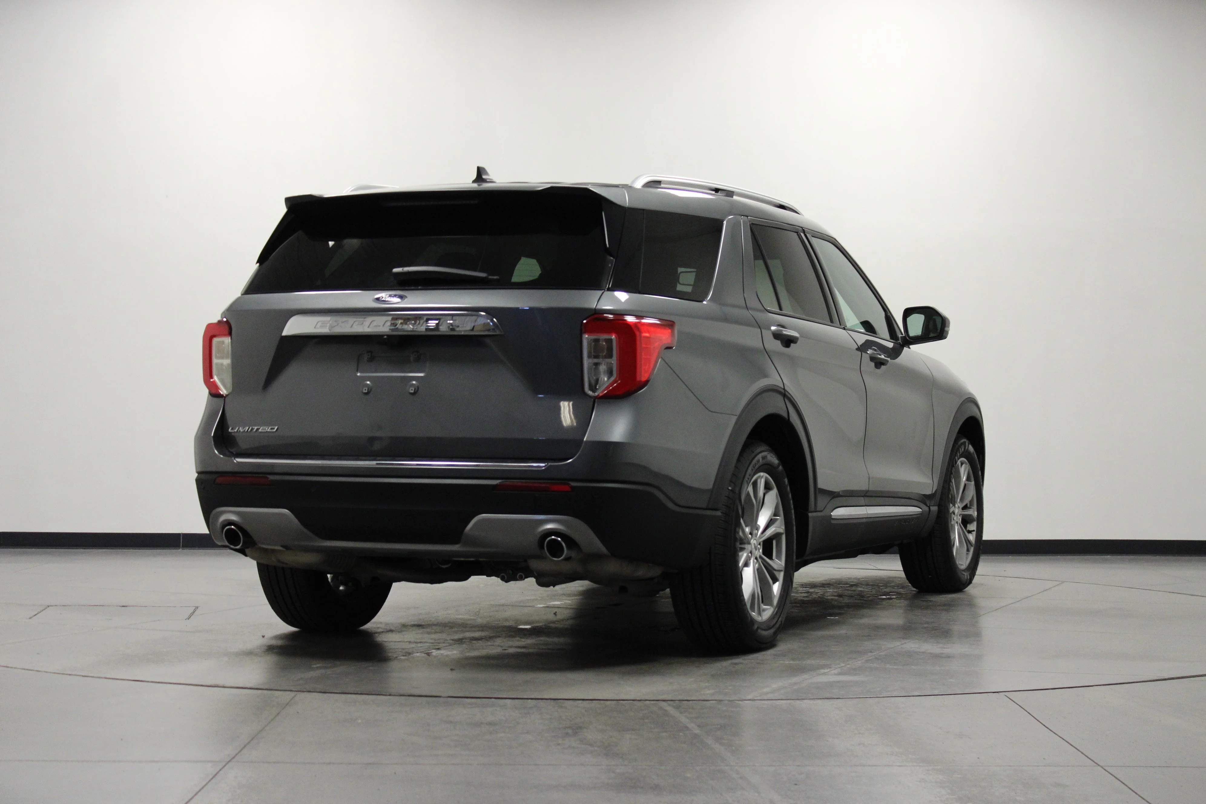 Used 2023 Gray Metallic Ford Limited image 4
