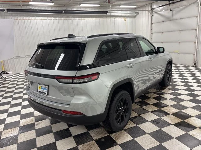 New 2026 Silver Zynith Exterior Paint Jeep Altitude image 4