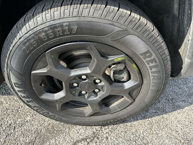 Used 2024 Silver Jeep Trailhawk image 21